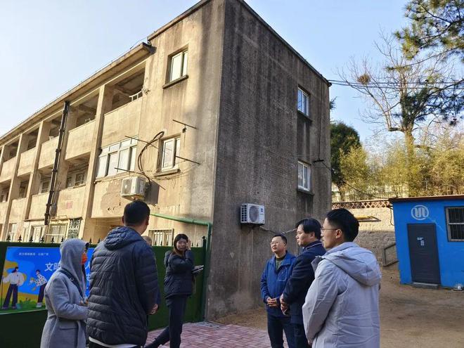 青岛市房屋使用安全服务中心到崂山区督导检查房屋使用安全和城市危旧房改造工作(图2)